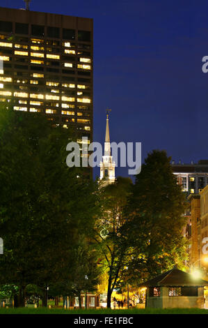 Kirchturm der Park Street Church in Boston, Massachusetts als von innen Boston Common an einem luftigen Sommerabend gesehen Stockfoto