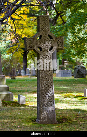 Keltisches Kreuz Grabstein in Forest Hills Cemetery befindet sich im Stadtteil Jamaica Plain von Boston, Massachusetts. Stockfoto