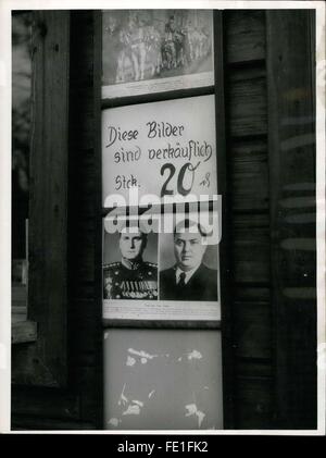 1980 - kaufen Sie Malenkow für 20 Pfennings! Jetzt haben die Nürnberger Leute die Möglichkeit, Stalins Nachfolger, rechts, und Marschall Sokolowski auf eine Limonade Stand im Norden der Stadt zu kaufen. Stalin Bild Im auf der Bahre wurde unter wurde bereits von jemanden gekauft interessiert Zoll © Keystone Bilder USA/ZUMAPRESS.com/Alamy Live News Stockfoto