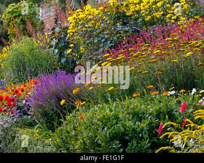 Blick über die formalen Garten Grenzen im Spätsommer auf Powis Castle in der Nähe von Welshpool Powys Wales UK Stockfoto