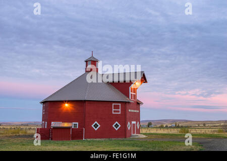 Wallowa County, OR: Achteckige Scheune der Triple Creek Ranch im Morgengrauen Stockfoto