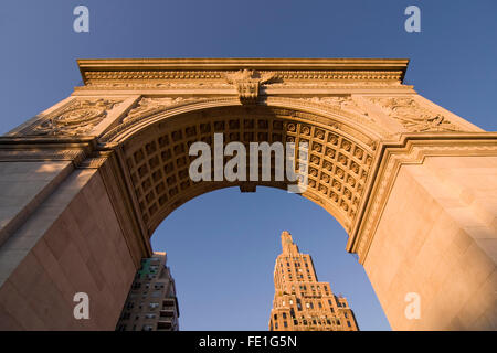 Blickte zu den Washington Arch befindet sich im Washington Square Park, Greenwich Village, New York City Stockfoto