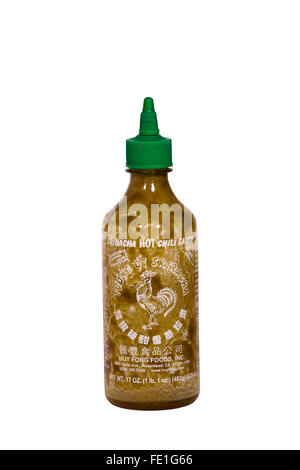 Schneiden Sie aus. Leere Flasche Sriracha HOT Chili Sauce Tuong Ot Sriracha HUY FONG FOODS INC. auf weißem Hintergrund Stockfoto