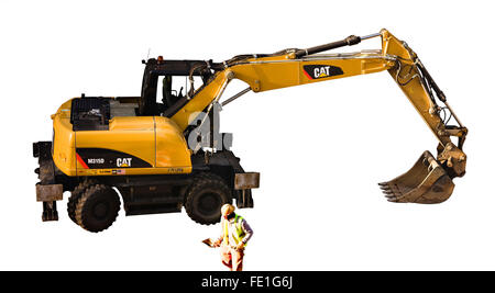 Cut Out Caterpillar M315D Dual Rad Bagger neben ein Bauarbeiter mit einer manuellen Schaufel auf weißem Hintergrund Stockfoto