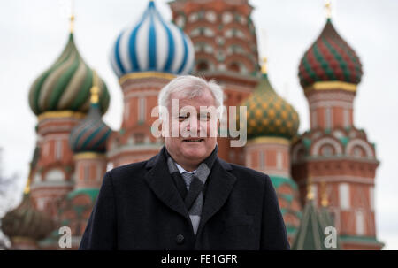 Moskau, Russland. 4. Februar 2016. Horst Seehofer, Premier der deutschen Bundesland Bayern, im Bild vor der Basilius Kathedrale auf dem Roten Platz in Moskau, Russland, 4. Februar 2016. Seehofer wird bis 5. Februar 2016 zu politischen Gesprächen in Moskau sein. Foto: SVEN HOPPE/Dpa/Alamy Live News Stockfoto