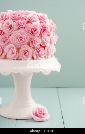 Kuchen mit Zucker Rosen Stockfoto