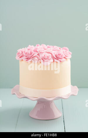 Kuchen mit Zucker Rosen Stockfoto