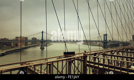 Ein Blick von der Brooklyn Bridge, Manhattan Bridge über den Hudson River in New York City Stockfoto