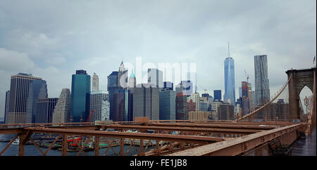 Skyline von New York City mit Brooklyn Bridge und Manhattan Blick an einem regnerischen Tag Stockfoto