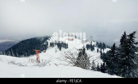 Blick vom Mount in der Wintersaison. Touristische Basis in Brasov, Rumänien Stockfoto