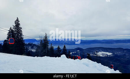 Seilbahn auf das Skigebiet. Herrliche Winterlandschaft in Karpaten, Brasov, Rumänien Stockfoto