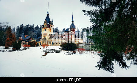 Blick auf das Schloss Peles in Sinaia, Karpaten, Rumänien während der Wintersaison. Stockfoto