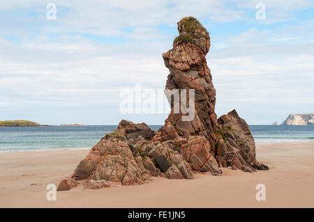 Ein Ausläufer des rosa Lewisian Gneis Felsen ragen aus dem Strand des Traigh Na h-Uamhag am Ceannabienne, in der Nähe von Durness, Sutherla Stockfoto