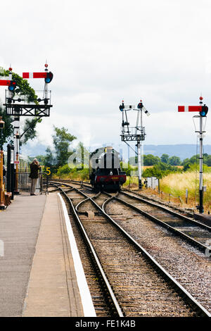 Dampfzug nähert sich Watchet Station auf der West Somerset Railway, UK Stockfoto