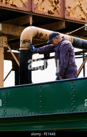 Dampfzug, die unter Wasser am Watchet Bahnhof auf der West Somerset Railway, UK Stockfoto