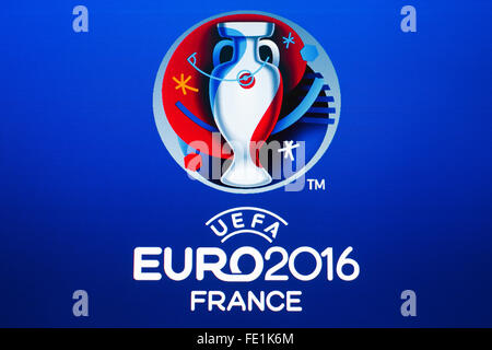 DANZIG, POLEN - 20. NOVEMBER 2015. Logo der UEFA-Europameisterschaft 2016 in Frankreich am Computer-Bildschirm Stockfoto