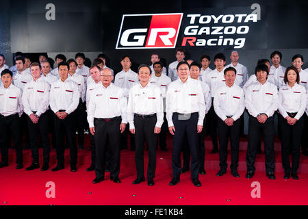 Tokio, Japan. 4. Februar 2016. (Mitte L, R) Toyota Senior Managing Officer Koei Saga, Toyota Senior Managing Officer Kiyotaka Ise und Toyota Motorsport GmbH-Präsident Toshio Sato posieren für die Kameras mit Toyota GAZOO Racing Team im Rahmen einer Pressekonferenz, neues Logo und Zeitplan für das Jahr 2016 Toyota City Showcase in Tokio am 4. Februar 2016, bekannt geben. © Aflo Co. Ltd. Credit: Aflo Co. Ltd./Alamy Live-Nachrichten Stockfoto