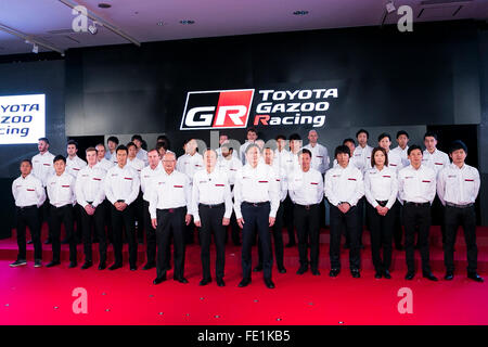 Tokio, Japan. 4. Februar 2016. (Mitte L, R) Toyota Senior Managing Officer Koei Saga, Toyota Senior Managing Officer Kiyotaka Ise und Toyota Motorsport GmbH-Präsident Toshio Sato posieren für die Kameras mit Toyota GAZOO Racing Team im Rahmen einer Pressekonferenz, neues Logo und Zeitplan für das Jahr 2016 Toyota City Showcase in Tokio am 4. Februar 2016, bekannt geben. © Aflo Co. Ltd. Credit: Aflo Co. Ltd./Alamy Live-Nachrichten Stockfoto