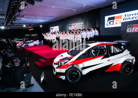 Tokio, Japan. 4. Februar 2016. TOYOTA GAZOO Racing-Team-Mitglieder posieren für die Kameras während einer Pressekonferenz, das neue Logo und Zeitplan für das Jahr 2016 Toyota City Showcase in Tokio am 4. Februar 2016, bekannt geben. Toyota Senior Managing Officer Kiyotaka Ise stellte die Team-Mitglieder und Fahrzeuge, die unter einem neuen Logo in nationalen und internationalen Wettbewerben, darunter NASCAR in den USA, Rallye Dakar in Südamerika, und Super GT und Super Formel in Japan im Jahr 2016 teilnehmen werden. Bildnachweis: Aflo Co. Ltd./Alamy Live-Nachrichten Stockfoto