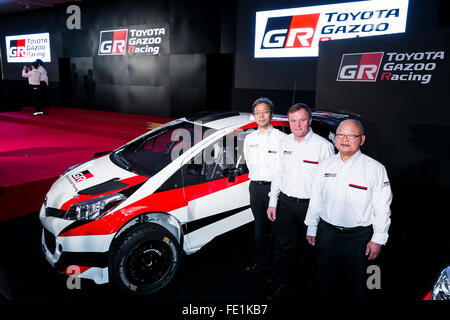 Tokio, Japan. 4. Februar 2016. (L, R) Toyota Motorsport GmbH-Präsident Toshio Sato, Rennfahrer, die Tommi Makinen und Toyota Senior Managing Officer Koei Saga posieren für die Kameras neben einem Toyota Yaris WRC im Rahmen einer Pressekonferenz verkünden Toyota GAZOO Racing Team neues Logo und planen für das Jahr 2016 Toyota City Showcase am 4. Februar 2016, in Tokio, Japan. © Aflo Co. Ltd. Credit: Aflo Co. Ltd./Alamy Live-Nachrichten Stockfoto