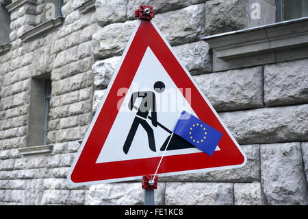 ILLUSTRATION - melden Sie eine kleine Fahne der Europäischen Union auf den "Arbeitsplatz"-Verkehr in der Klosterstraße in Berlin-Mitte. Das Foto wurde am 16. Dezember 2015. Foto: S. Steinach - kein Draht-Dienst- Stockfoto