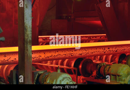 heißer Stahl auf Förderband im Stahlwerk Stockfoto