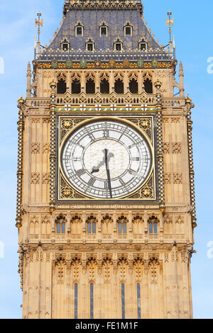 Big Ben in London, blauer Himmel hautnah Stockfoto