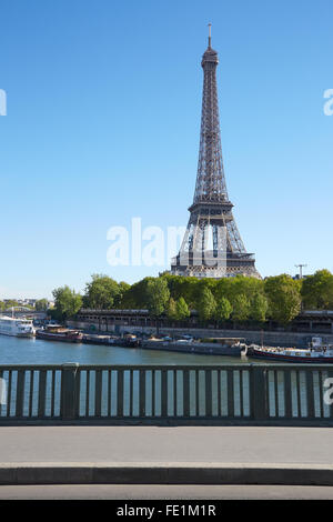 Eiffelturm und leeren Gehweg Brücke am Seineufer in einem klaren sonnigen Tag in Paris Stockfoto