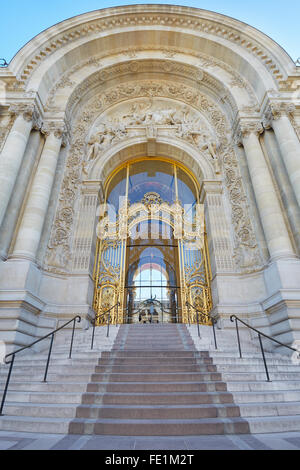 Petit Palais Palast, schön verzierten Eingang mit Treppenhaus in Paris Stockfoto