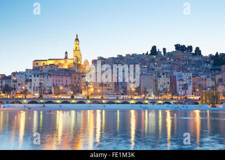 Menton, Altstadt beleuchtet am Abend, Côte d ' Azur Stockfoto