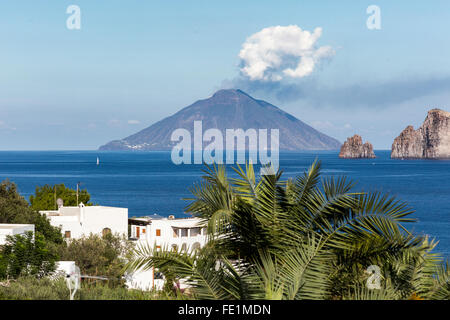 Blick zur Insel Stromboli, Sizilien, Italien Stockfoto