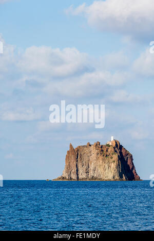 Der Strombolicchio felsige Insel Äolischen Inseln, Sizilien, Italien Stockfoto