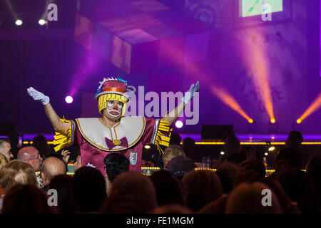 Teneriffa, Spanien. 3. Februar 2016. Tänzer und Sänger unterhaltsam bei der Gala-Wahl der Carnaval Queen in Santa Cruz De Tenerife, Kanarische Inseln, Spanien. Stockfoto