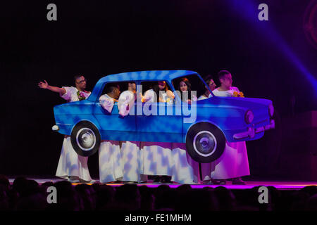 Teneriffa, Spanien. 3. Februar 2016. Tänzer und Sänger unterhaltsam bei der Gala-Wahl der Carnaval Queen in Santa Cruz De Tenerife, Kanarische Inseln, Spanien. Stockfoto