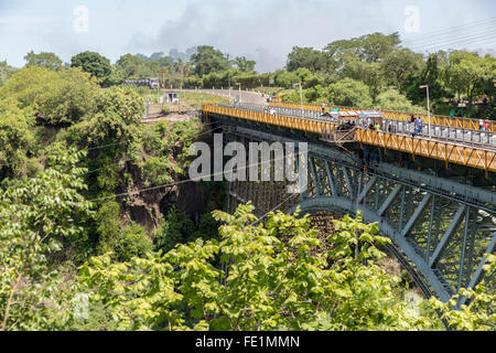 Bungee-Jumping von der Victoria Falls Bridge, Afrika Stockfoto