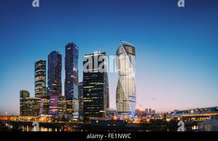 Panorama von Gebäuden der Stadt Moskau Komplex von Wolkenkratzern in den Abend in Moskau, Russland. Business Center für moderne Moskau Stockfoto