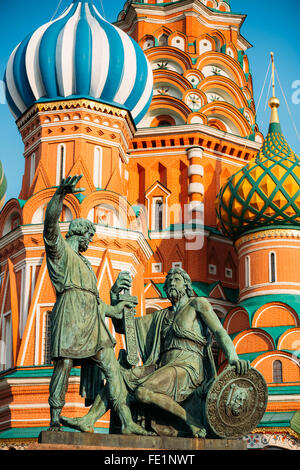 Denkmal für Minin und Poscharski auf dem Hintergrund der Basilius Kathedrale auf dem Roten Platz in Moskau, Russland. Stockfoto