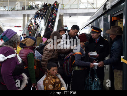 Peking, Lhasa, China. 3. Februar 2016. Ein Crew Mitglied Führer Passagiere, auf der Z21/22 Zug, die Peking, Hauptstadt von China mit Lhasa, der Hauptstadt von Südwesten Chinas Tibet autonome Region in Lhasa am 3. Februar 2016 vernetzt. Der Z21/22-Zug wird nachgestellt, um Shenyang, Hauptstadt des nordöstlichen Chinas Liaoning-Provinz, nach Lhasa am Februar zu vernetzen. Der Z21/22-Zug, der Betrieb am 1. Juli 2006 begann, hat vom 1. Februar 2016 9,9 Millionen Passagiere befördert. © Tang Zhaoming/Xinhua/Alamy Live-Nachrichten Stockfoto