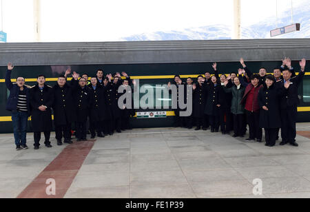 Peking, Lhasa, China. 3. Februar 2016. Crew-Mitglieder darstellen für ein Gruppenfoto vor der Z21/22-Zug, der Beijing, Hauptstadt Chinas mit Lhasa, der Hauptstadt von Südwesten Chinas Tibet autonome Region in Lhasa am 3. Februar 2016 vernetzt. Der Z21/22-Zug wird nachgestellt, um Shenyang, Hauptstadt des nordöstlichen Chinas Liaoning-Provinz, nach Lhasa am Februar zu vernetzen. Der Z21/22-Zug, der Betrieb am 1. Juli 2006 begann, hat vom 1. Februar 2016 9,9 Millionen Passagiere befördert. © Tang Zhaoming/Xinhua/Alamy Live-Nachrichten Stockfoto