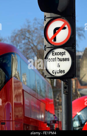 London, England, Vereinigtes Königreich. Ampeln und Schilder in Parliament Square - kein drehen in Busspur Stockfoto