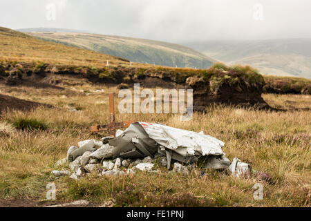 Rostige Kreuz und Trümmer Ort auf Corrigasleggaun Berg in Wicklow Irland markieren, wo ein kleines Flugzeug stürzte im Jahre 1992 Stockfoto