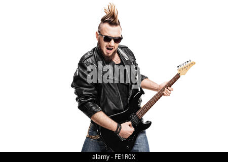 Jungen Punkrocker spielt e-Gitarre, die isoliert auf weißem Hintergrund Stockfoto