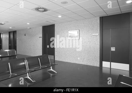 Krankenhaus Wartebereich mit metallischen Stühlen. Horizontale. Stockfoto