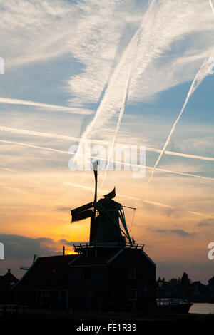 Holländische Windmühlen / wind Mühlen / Windmühle / wind Mühlen in Zaanse Schans, Holland, Niederlande. Bei Sonnenuntergang Sonnenuntergang / rot Einstellung Stockfoto