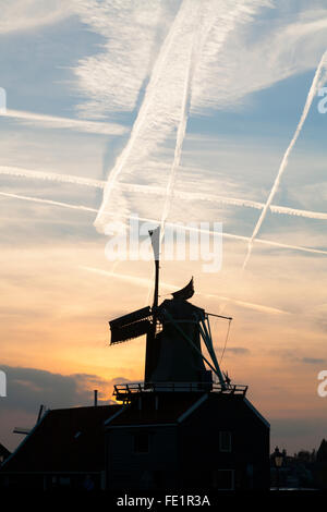 Holländische Windmühlen / wind Mühlen / Windmühle / wind Mühlen in Zaanse Schans, Holland, Niederlande. Bei Sonnenuntergang Sonnenuntergang / rot Einstellung Stockfoto