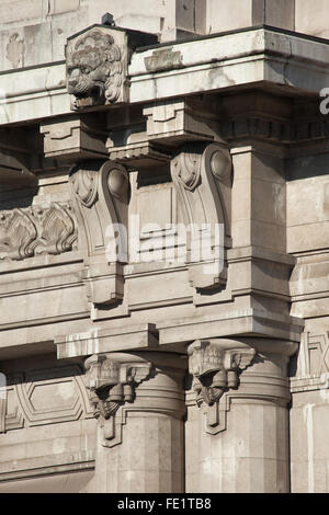 Detail der Hauptfassade des zentralen Bahnhof (Stazione di Milano Centrale) in Mailand, Lombardei, Italien. Stockfoto