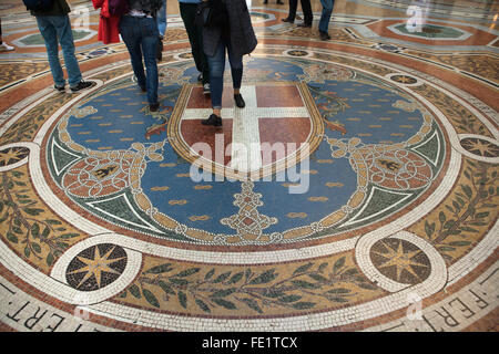 Wappen des Hauses Savoyen auf das Bodenmosaik in der Galleria Vittorio Emanuele II in Mailand, Lombardei, Italien dargestellt. Stockfoto