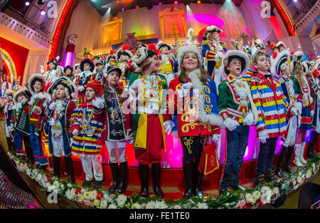 Mainz, Deutschland. 3. Februar 2016. Karneval Tänzer waren ihre traditionellen Karneval-Uniform, wie sie führen während einer Generalprobe für die im Fernsehen übertragenen Karneval Show "Mainz Bleibt Mainz Wie es Sings Und Lacht" (lit.) Mainz bleibt Mainz, wie es jubelt und lacht) in Mainz, Deutschland, 3. Februar 2016. Die traditionelle Versammlung Karneval Vereinigungen einschließlich MCV (Mainzer Carneval Verein), MCC (Mainzer Carneval Club), (Gonsenheimer Carneval Verein) GCV und KCK (Karneval-Club Kastel), wird in einer live-Übertragung am Freitag 5. Februar ausgestrahlt. Foto: Andreas Arnold/Dpa/Alamy Live-Nachrichten Stockfoto