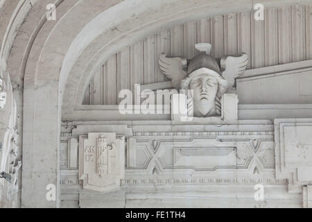 Faschistische Symbol und den Kopf von Quecksilber in den Eintrag Vestibül der Hauptbahnhof (Stazione di Milano Centrale) in Mailand, Lombardei, Italien dargestellt. IX bedeutet 9. Jahr der faschistischen Ära (1931). Stockfoto