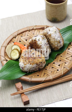 Yaki Onigiri, gegrillte Reisbällchen, japanisches Essen Stockfoto